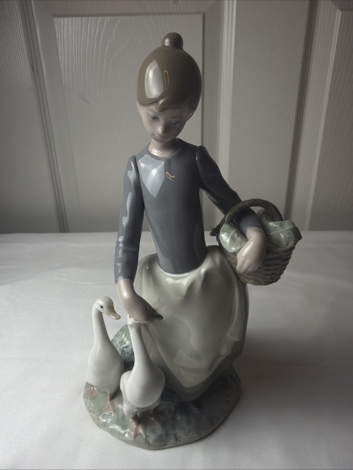 Rare Genuine LLADRO Porcelain Girl Feeding Geese Spain 10 in. With Box