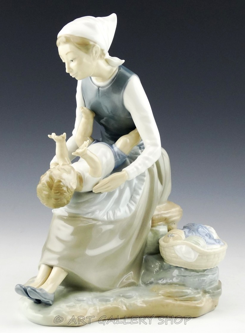 Nao Lladro Large Figurine MOTHER AND CHILD PLAYING WITH BABY BOY Retired Mint