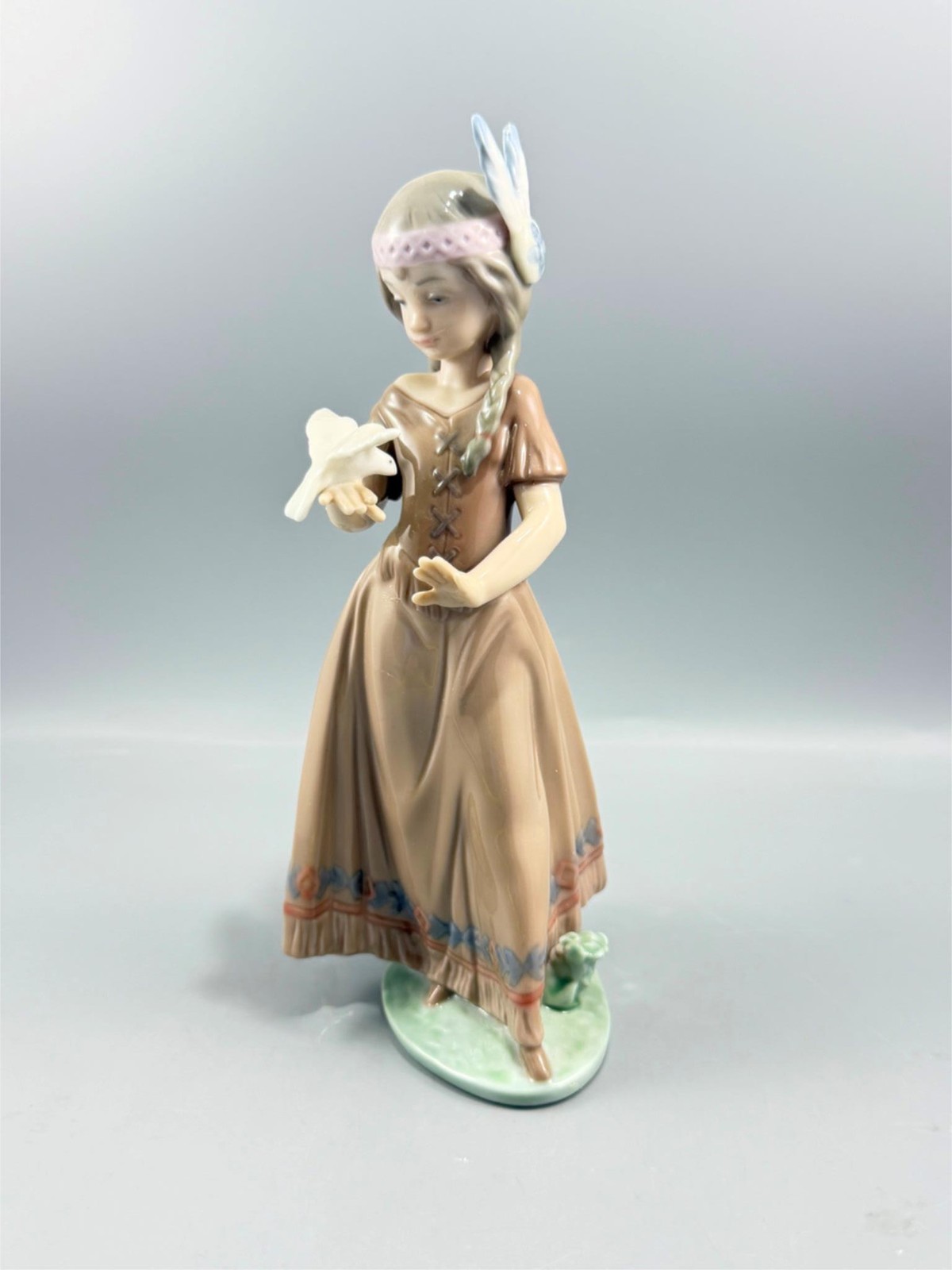 Lladro Spain #6153 AMERICAN LOVE Native American Girl w/ Dove Figurine