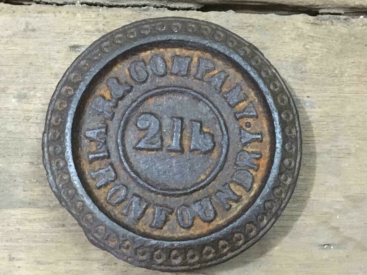 VINTAGE OLD A.R & COMPANY IRON FOUNDRY 2. LB IRON SEER WEIGHT MEASUREMENT SCALE