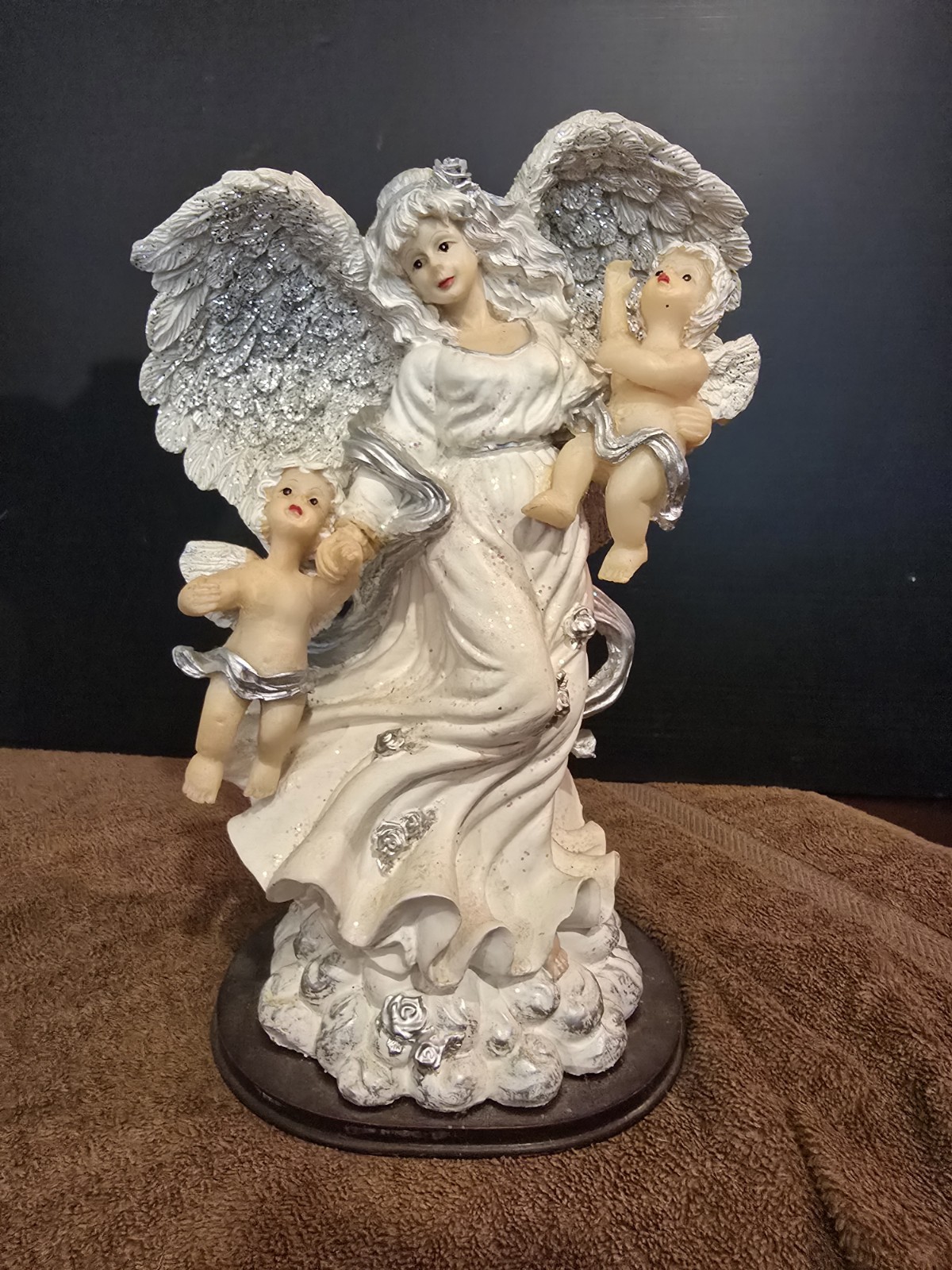 Angel with Cherubs Figurine on Base White Silver Beige Resin 2000-2009
