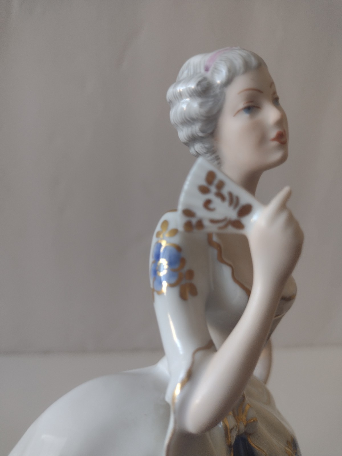 Royal Dux #139 Elegant Lady Woman with Fan Royal Blue Figurine 8.5″