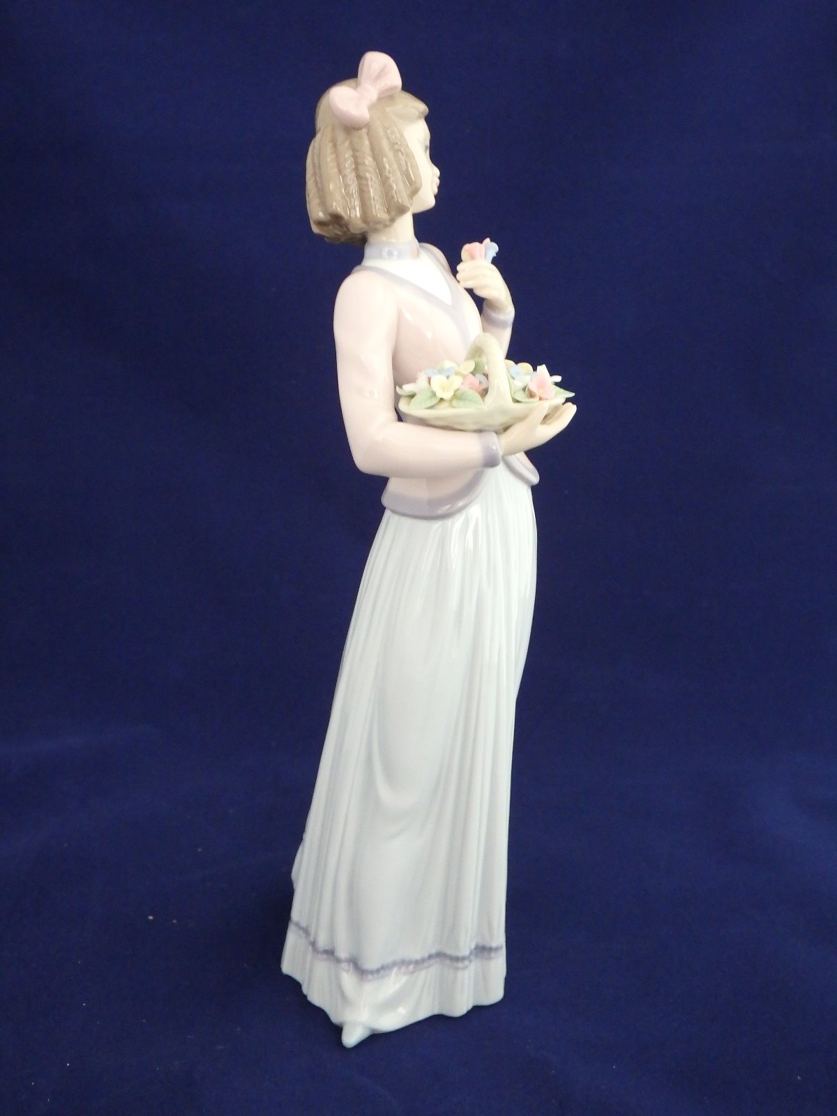 Lladro #7644 Innocence In Bloom w/ BOX