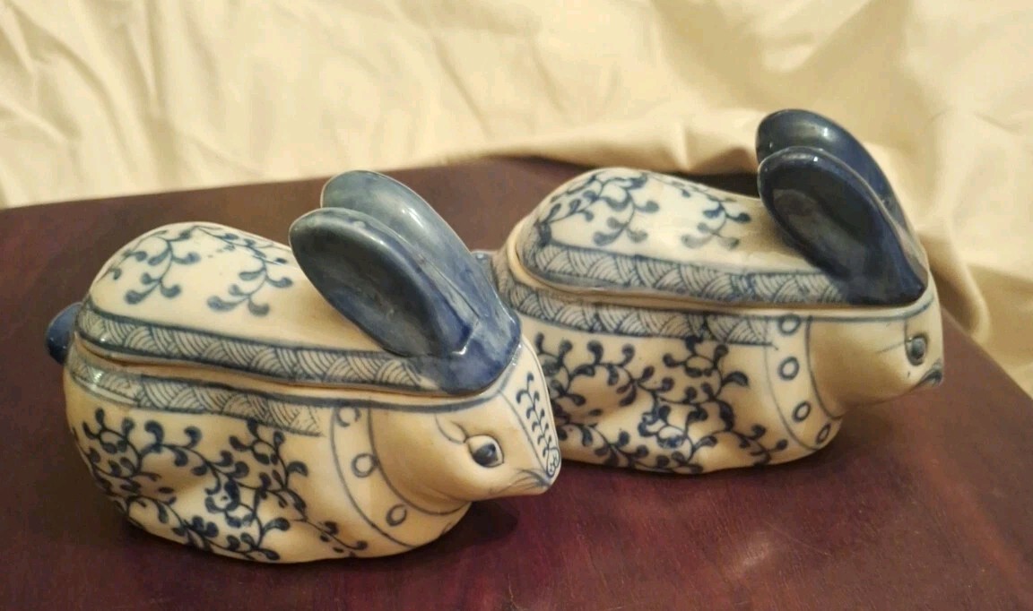 Set of 2 Vintage BLUE & WHITE CERAMIC CHINOISERIE RABBIT LIDDED TRINKET BOX