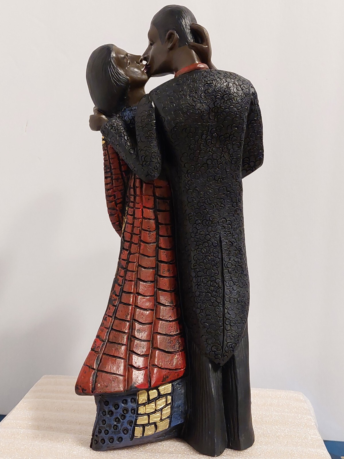 BEAUTIFUL RARE VINTAGE 10″ AFRICAN MAN AND WOMAN ROMANCE MADE IN THE PHILIPPINES