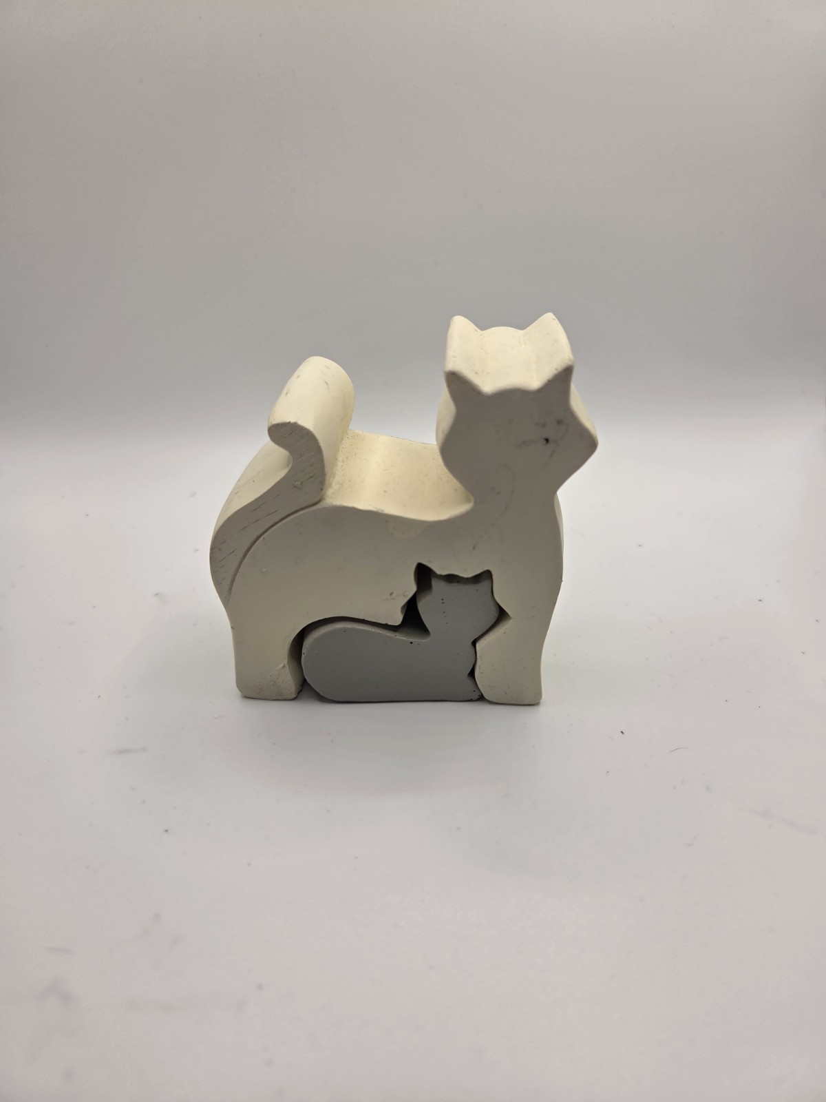 VTG WOOD CARVED CAT AND HER KITTEN PUZZEL APPROX. 3.5X3.5″ BEIGE GREY(SS-14-M-5)