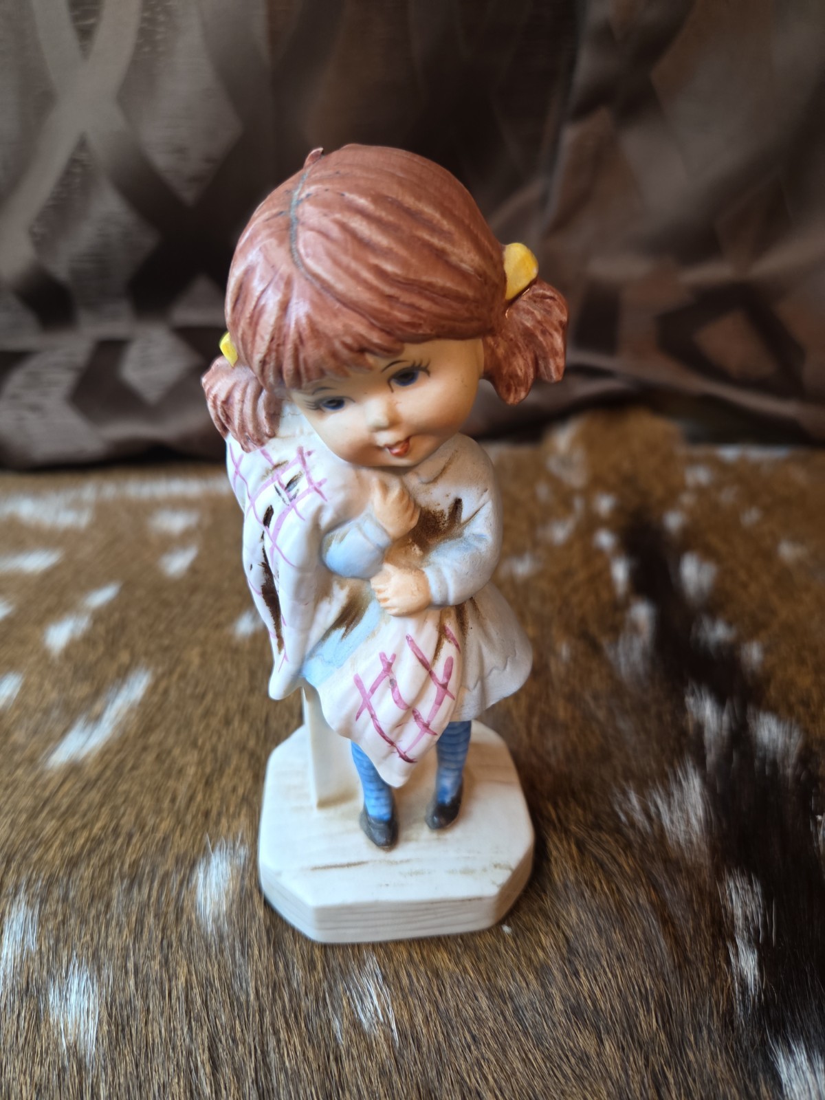 GIRL WITH BLANKET FIGURINE MOPPETS 1971 FRAN MAR Japan