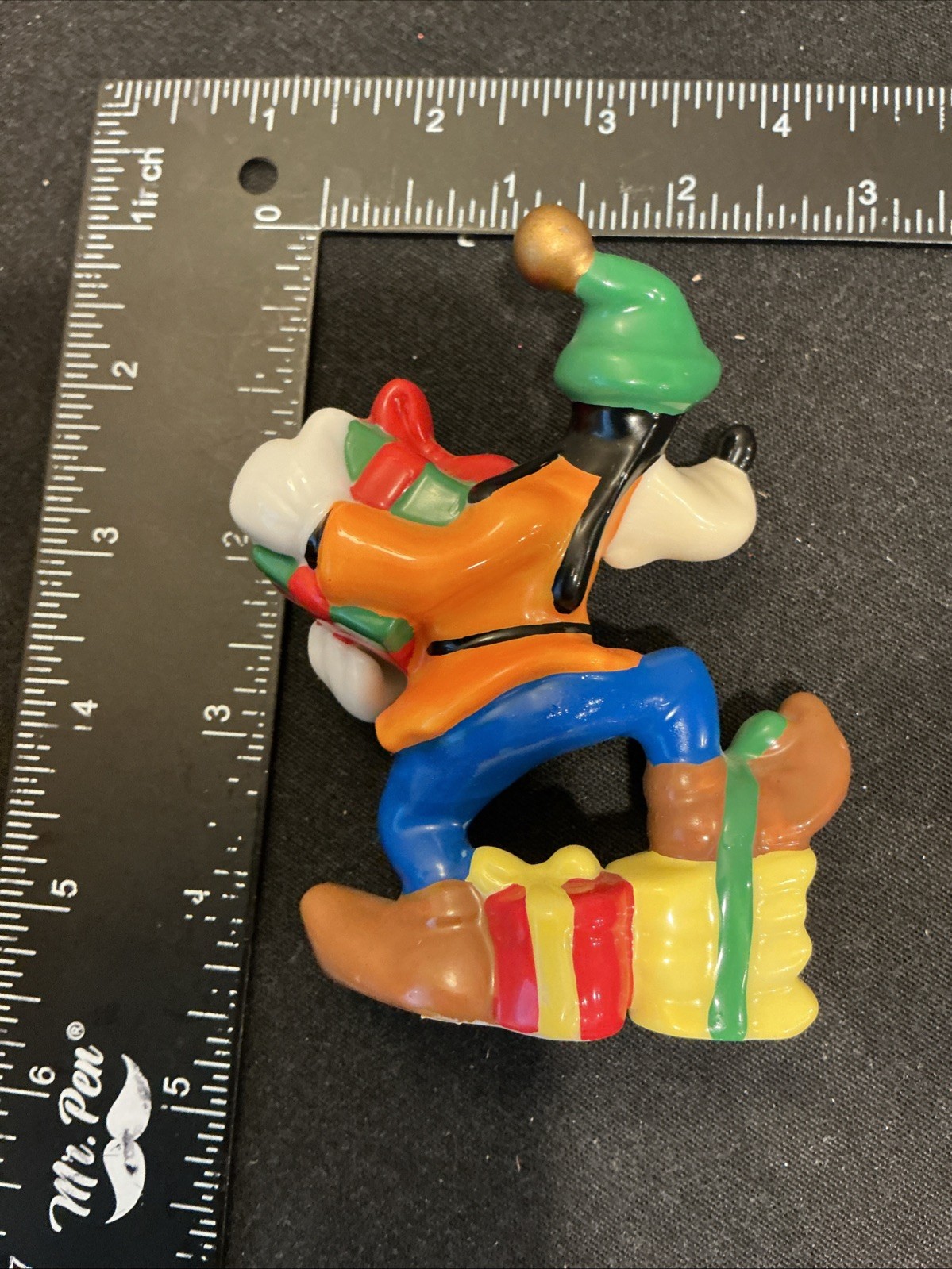 Christmas Goofy With Presents Gift Character Figure Disney Ceramic by Enesco Vtg