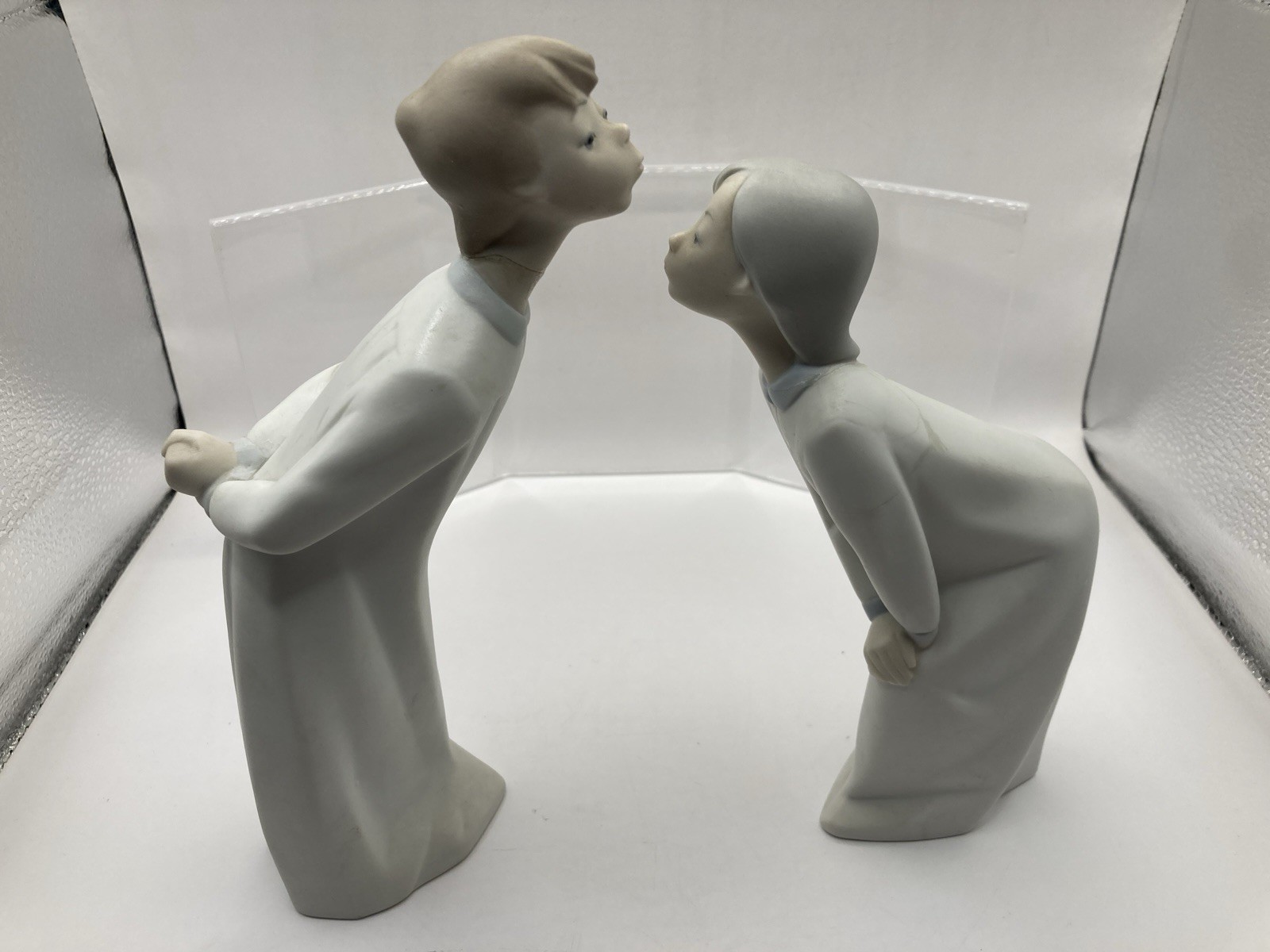 Lladro Porcelain Boy and Girl Kissing Figurines Matte No Box Has Repairs READ