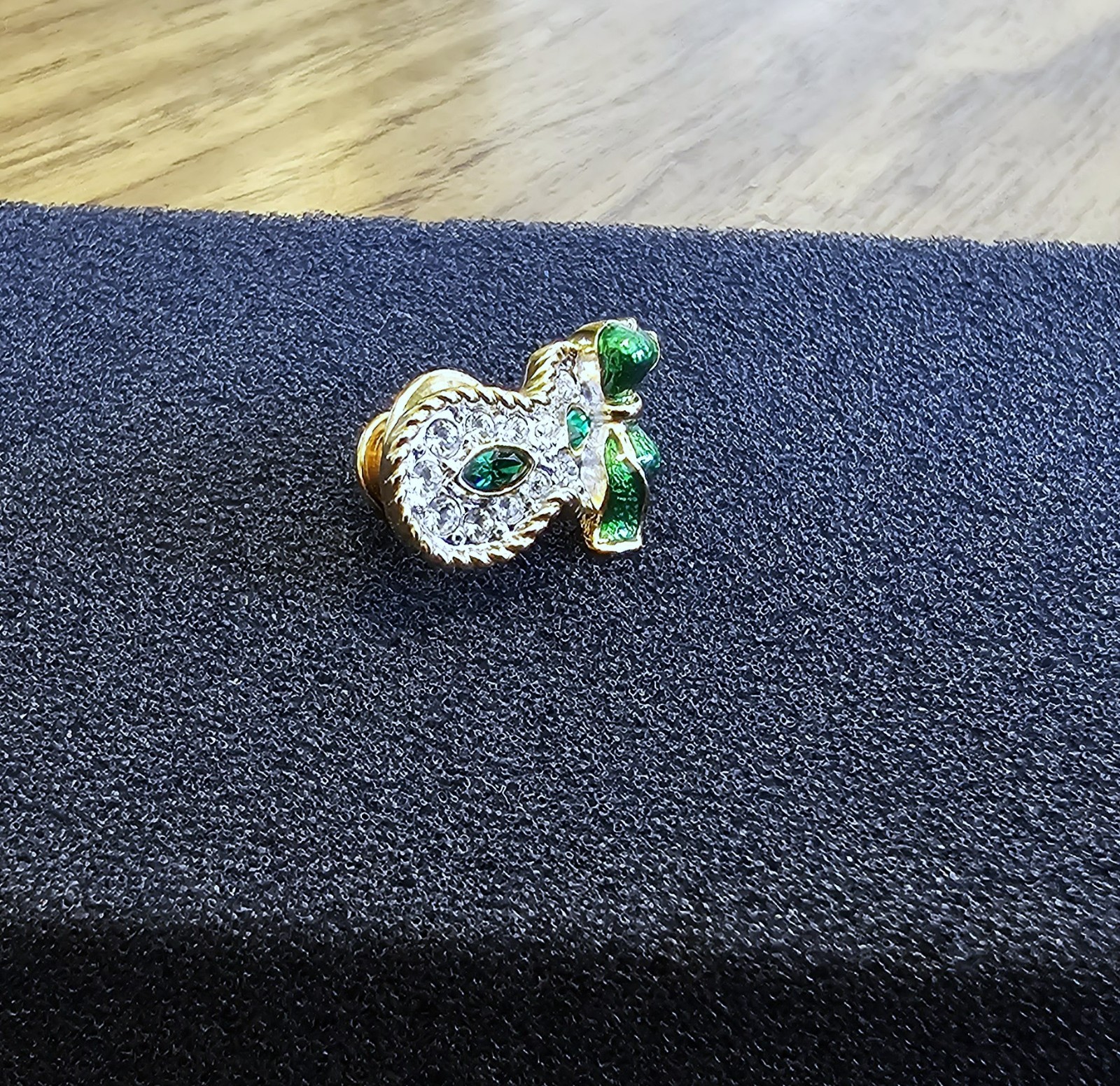 🎭 Swarovski Crystal 2001 SCS Harlequin Masquerade Mask Pin, Green Eyes / Enamel