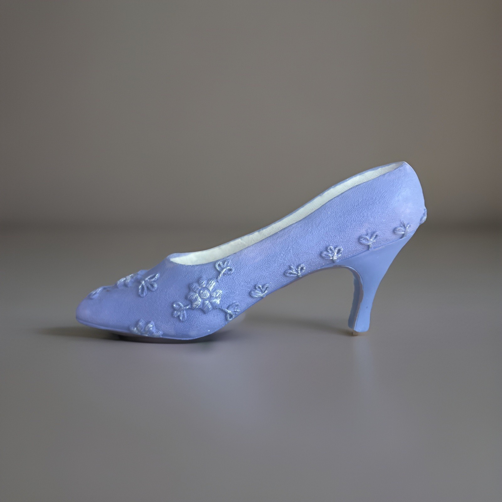 1999 Kingsbridge My Treasure Victorian High Heel Resin Shoe Miniature Decoration