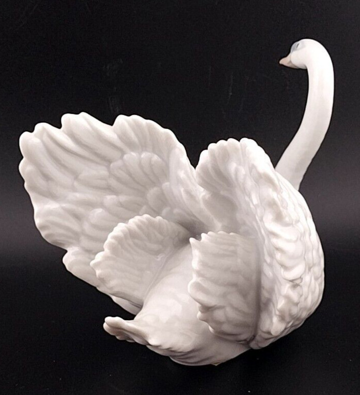 Lladró 6175 Swan Figurine with Feathers Rufflled 4″ Perfect Condition!!!!