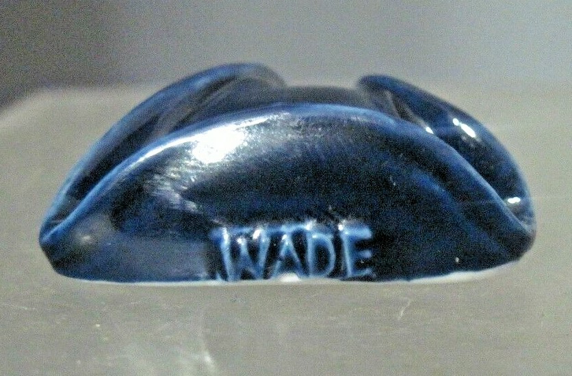 RED ROSE TEA WADE FIGURINE AMERICAN HERITAGE SERIES COLONIAL BLUE TRICORE HAT