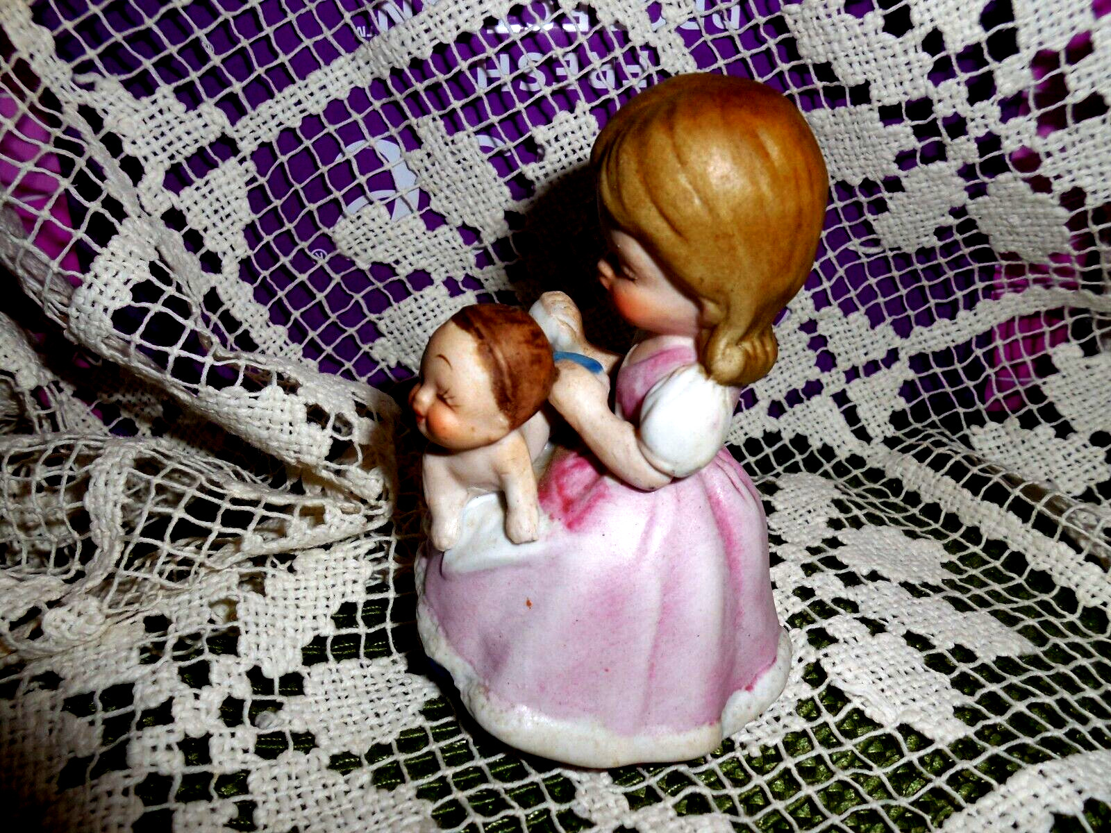 VTG GEORGE GOOD PORCELAIN MOTHER WASHING BABY Figurine 3.50″T