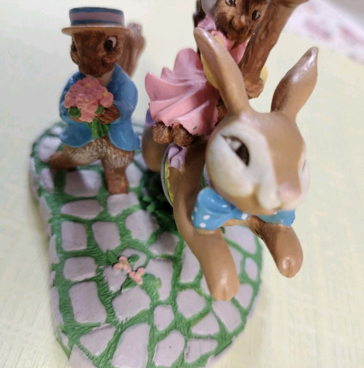 1993 AVON Kathy Jeffers Miniature Collection FLOWERS FOR A KISS Figurine