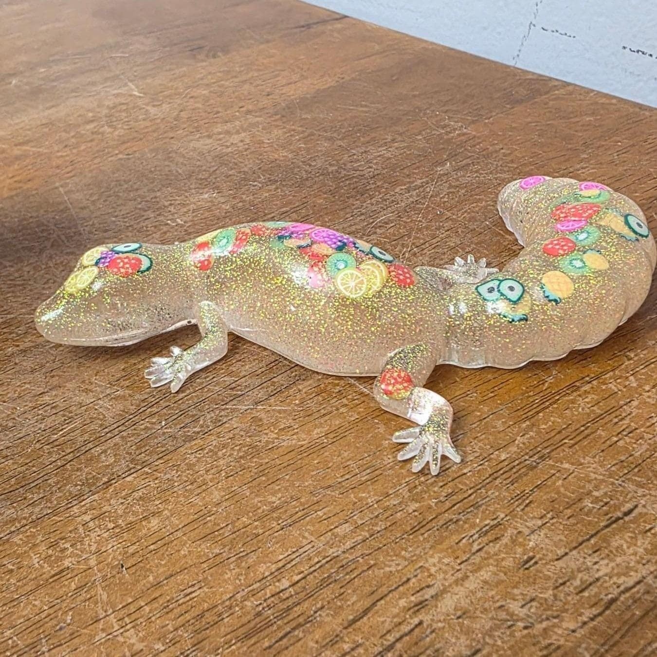 Cute 5″ Glitter Resin Gecko Lizard Figurine Fruit Slice Embellished Desk Decor