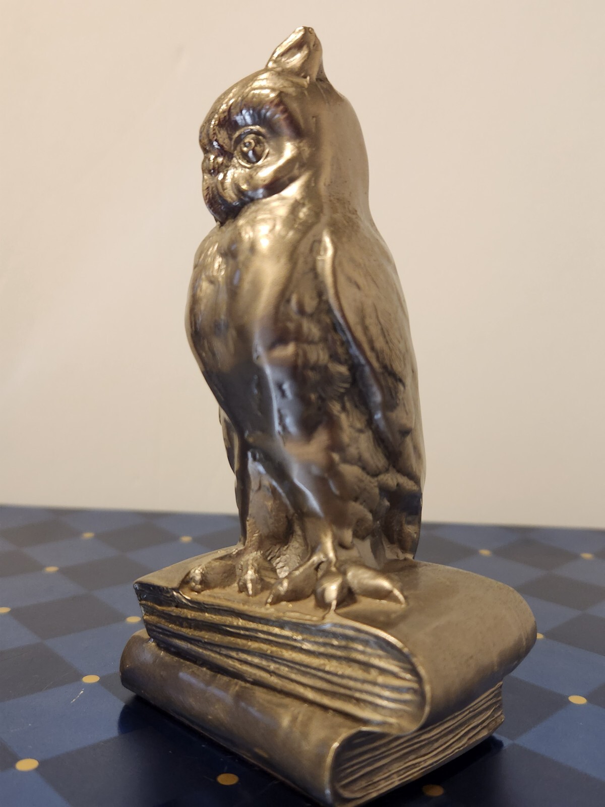 BEAUTIFUL VINTAGE 4.75″ PEWTER OWL FIGURINE OWL SITTING ON SACK OF BOOKS HEAVY