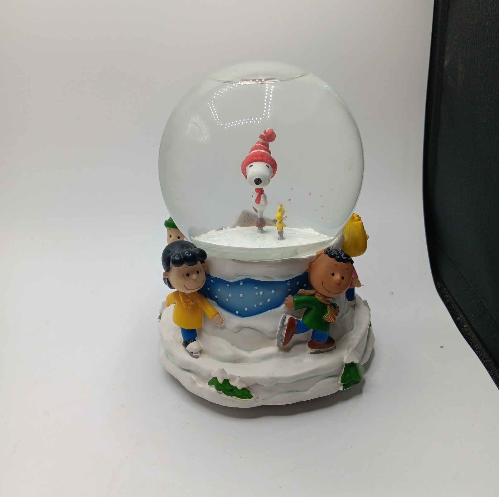 Hallmark Christmas Peanuts Musical Water Globe wind-up motion Snoopy