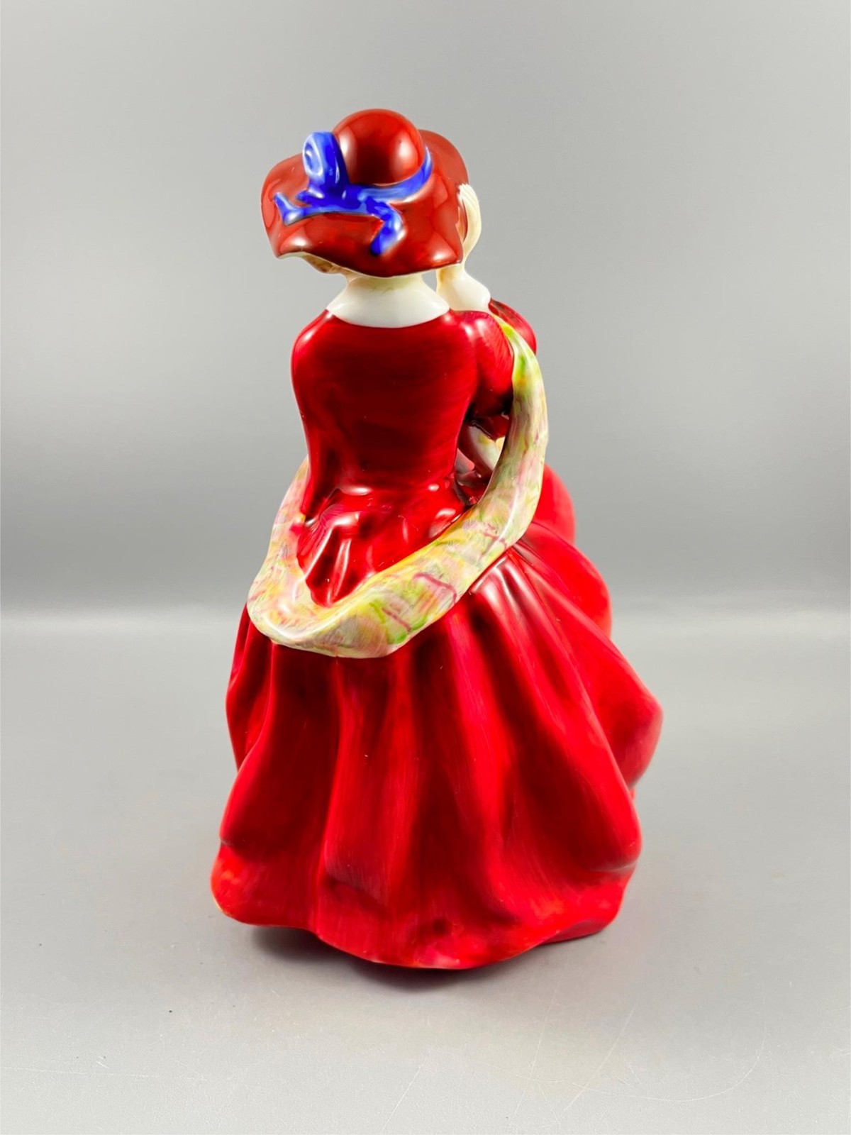 Royal Doulton England Bone China “TOP OF THE HILL” HN 1834 Figurine 7.25″ Tall