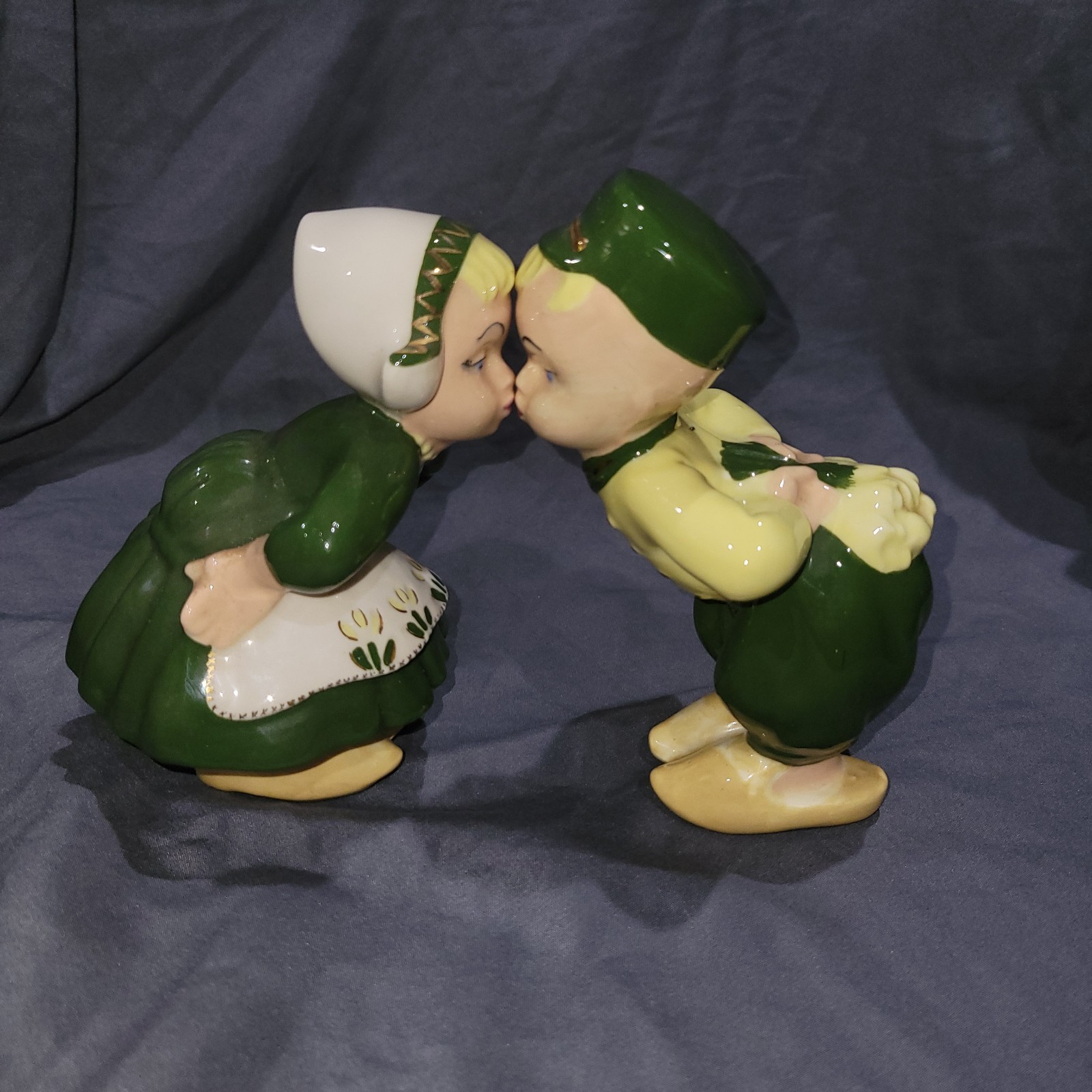 VTG Ceramic German Dutch Couple Kissing Figurines Green White Set 2