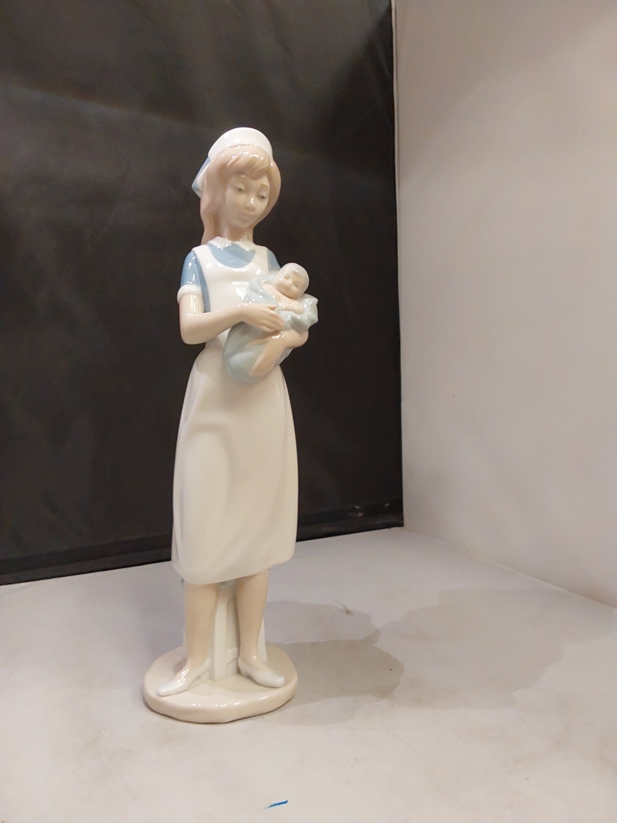 Lladro NAO 709 Nurse – Mint