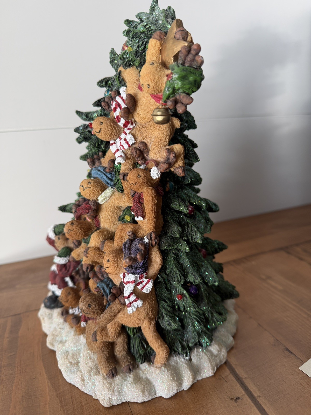 Boyds Bears Poor Ol’ Santa & The Not Quite Helpful Reindeer Lighted Tree w/box