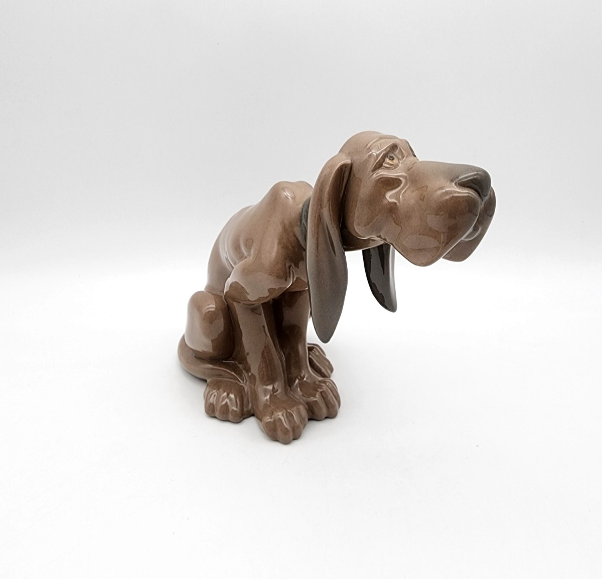 RETIRED LLADRO #5111 “TIMID DOG” SITTING BLOODHOUND 5″ GLOSSY FIGURINE EXCOND.!!