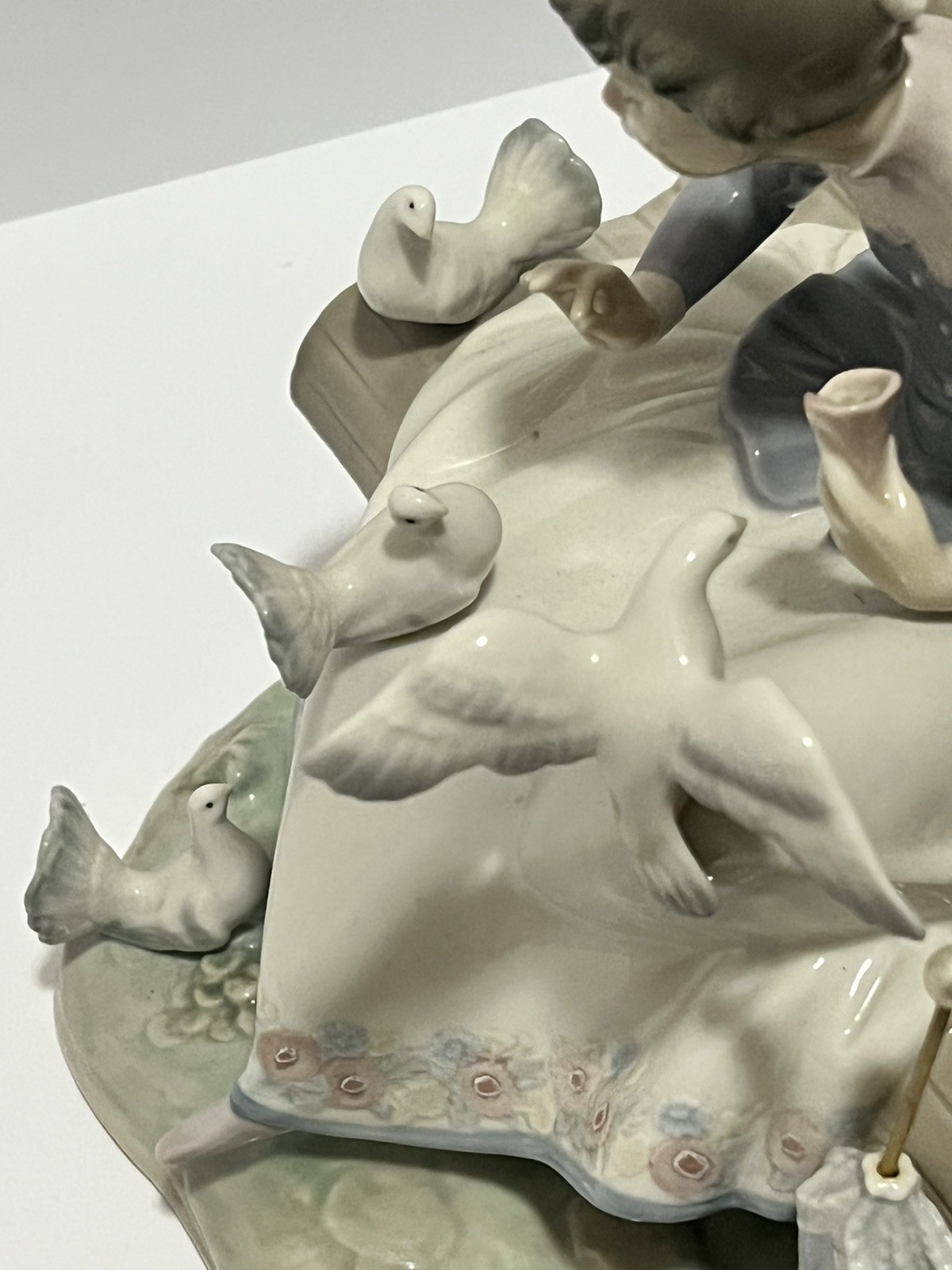 RARE SIGNED LLADRO Figurine Feeding the Pigeons – #5428 Large in Mint Condition