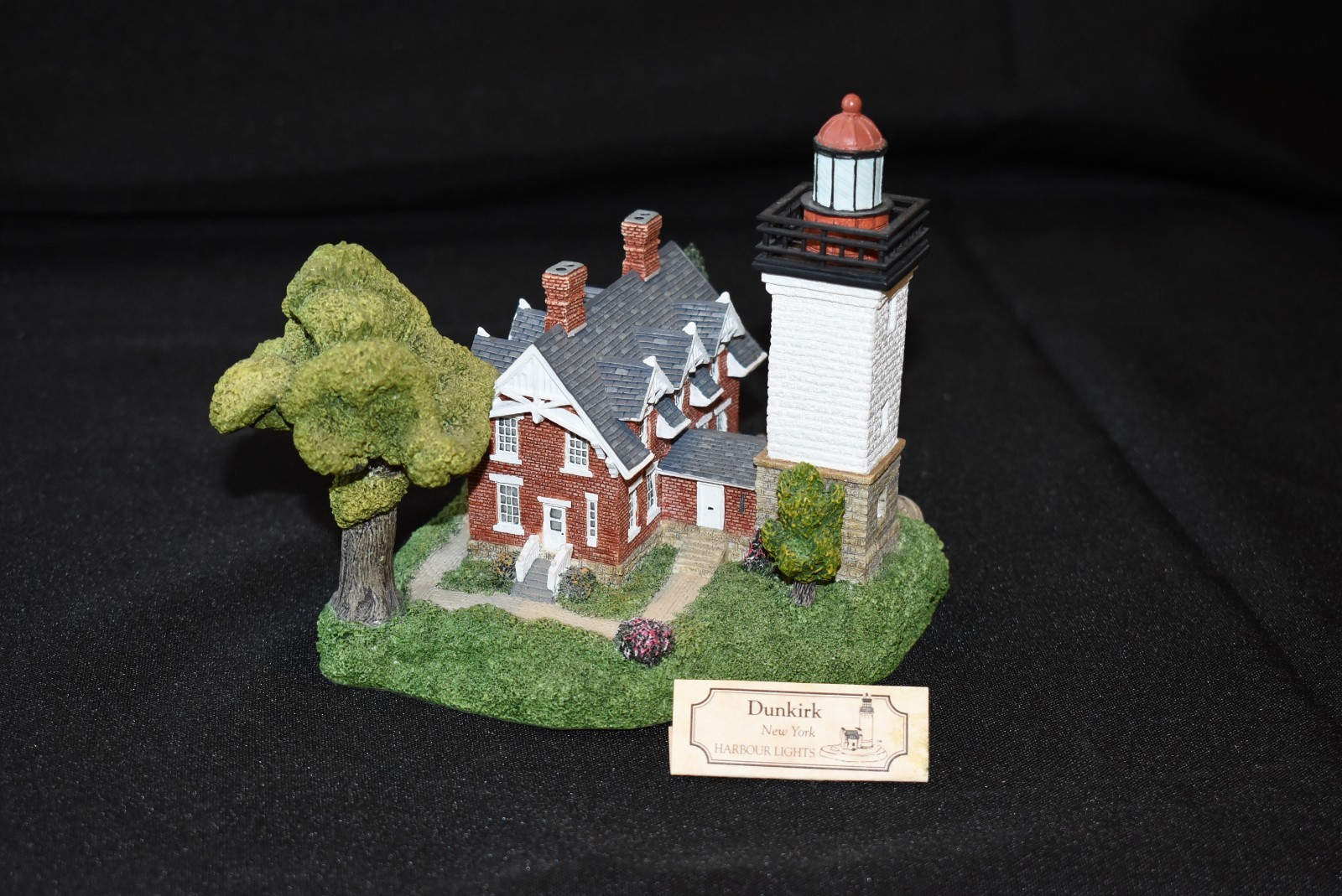 COLLECTIBLE HARBOUR LIGHTS LIGHTHOUSE 1998 DUNKIRK NEW YORK HL# 221