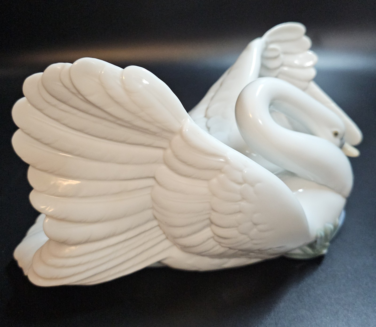 Nao by Lladro Swan with Cygnet Porcelain Figurine 11 x 9″ 1999 Model #1358 Spain