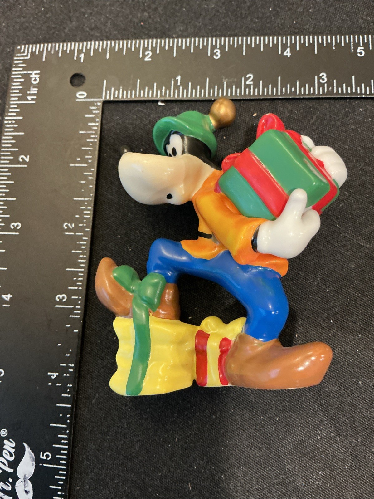 Christmas Goofy With Presents Gift Character Figure Disney Ceramic by Enesco Vtg