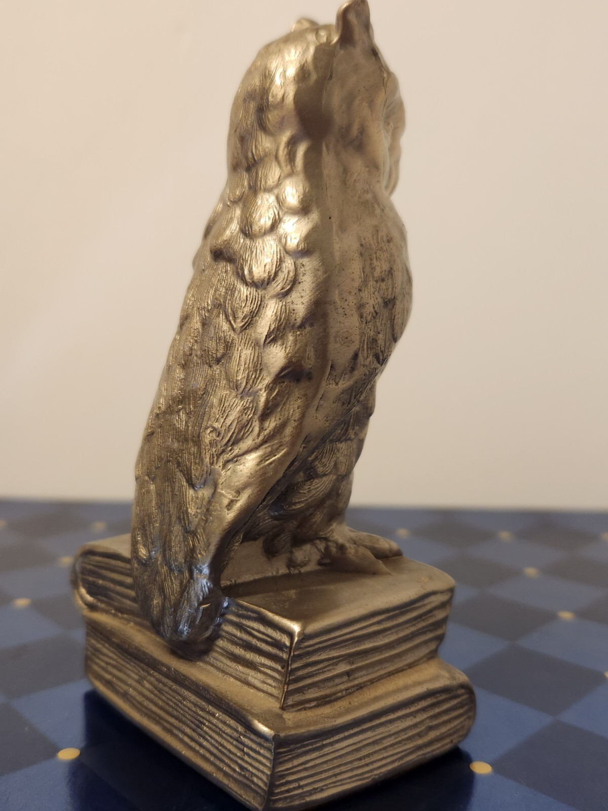BEAUTIFUL VINTAGE 4.75″ PEWTER OWL FIGURINE OWL SITTING ON SACK OF BOOKS HEAVY
