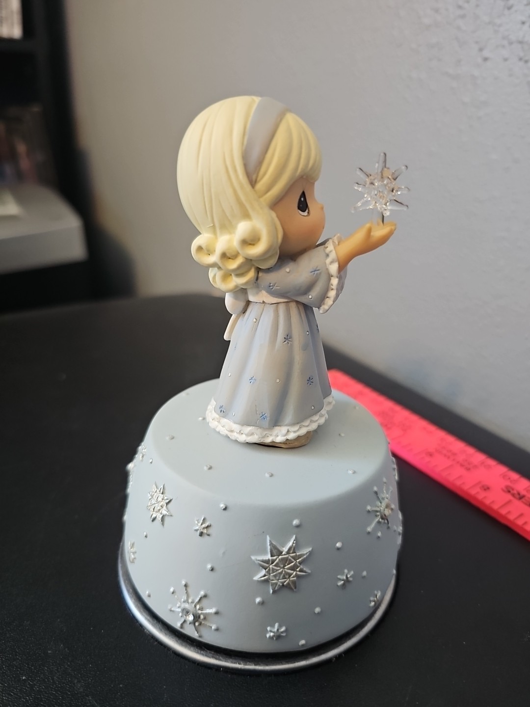 Precious Moments 890010 – 2007 Music Box “Silent Night” Girl E