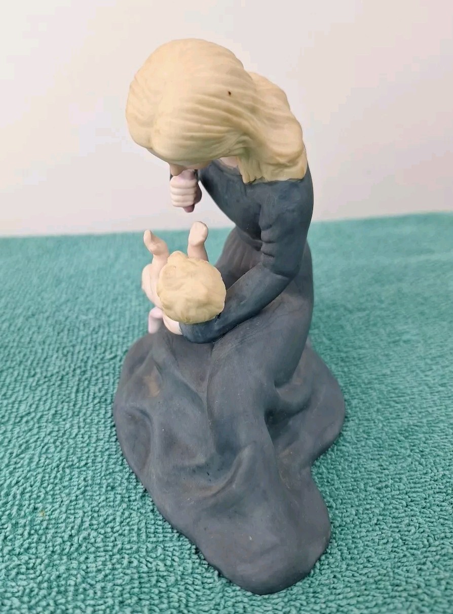 Sanmyro Taiwan Collection Mother and Baby Porcelain Figurine Blue & White 5″x6″