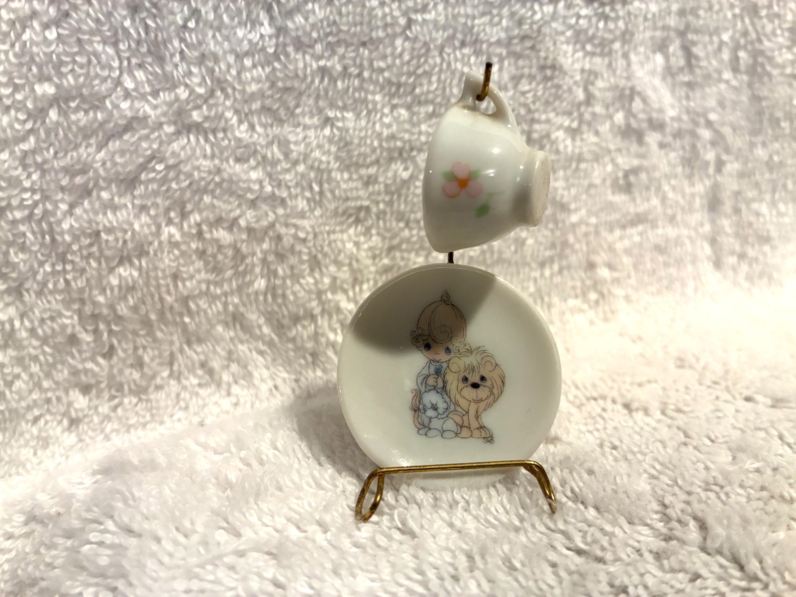 Precious Moments March Plate & Cup 1988 Girl W/Lion & Lamb 2 1/4″ T x 1 1/4″
