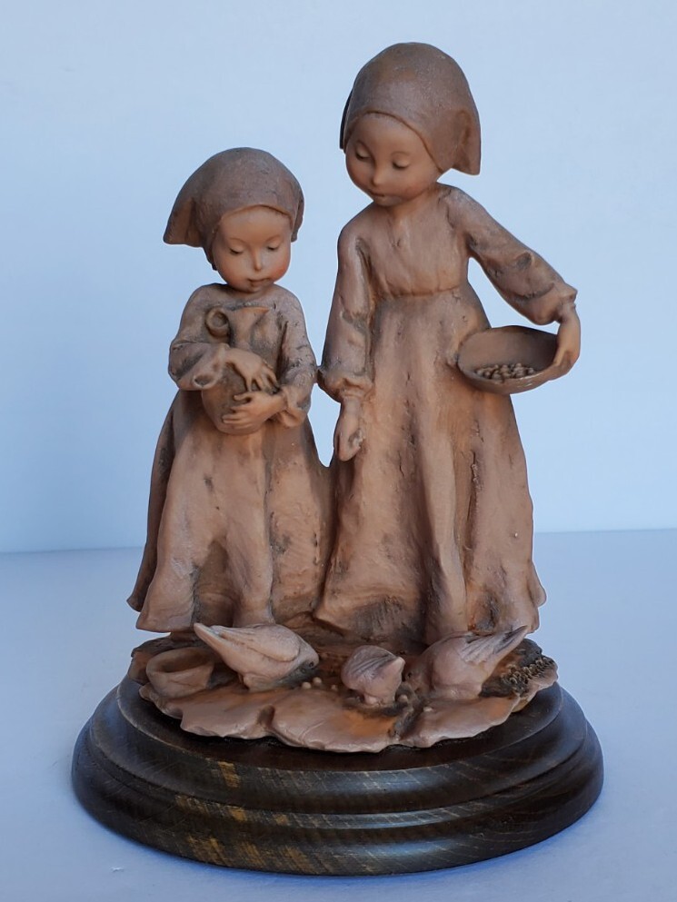 Giuseppe Armani Figurine “Feeding The Pigeons” – Sculpture