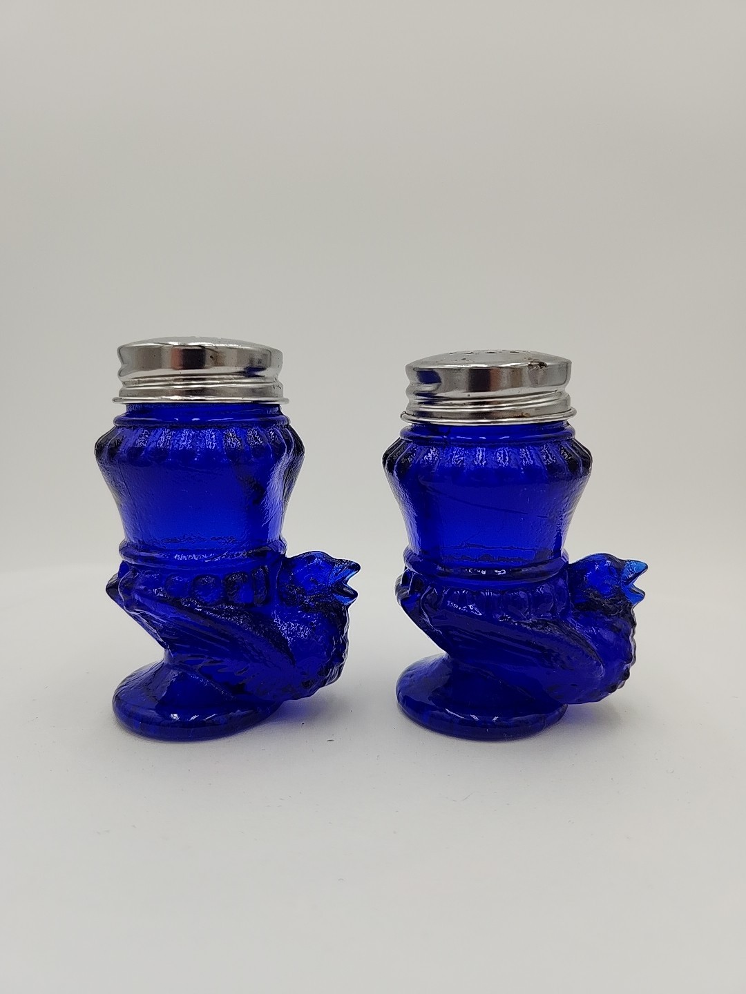 Degenhart Glass Cobalt Blue Glass Bird Salt & Pepper Shakers Silvertone Top 3″