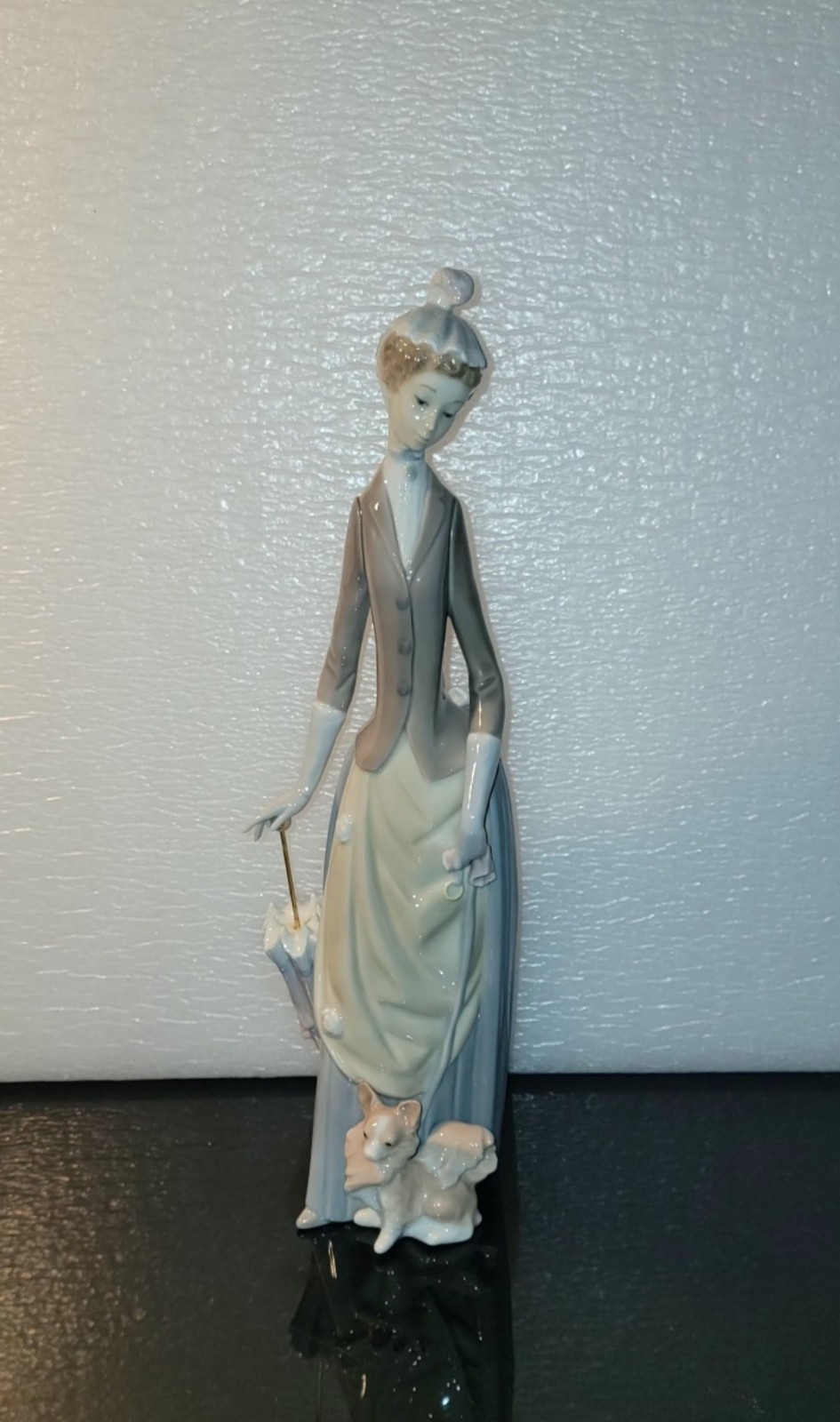 VINTAGE LLADRO SIGNED FIGURINE LADY WITH DOG AND UMBRELLA IN HAND 15″ HIGH