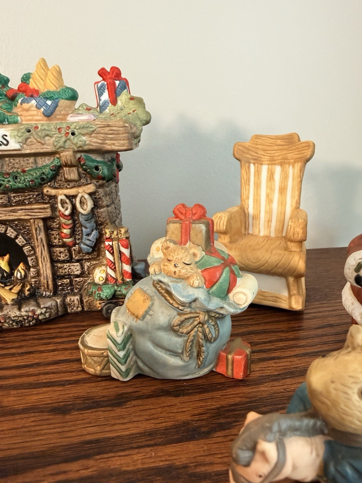 1995 Christmas Decorative Outfit – 11 Piece Light-Up Fireplace/Mouse Family Set