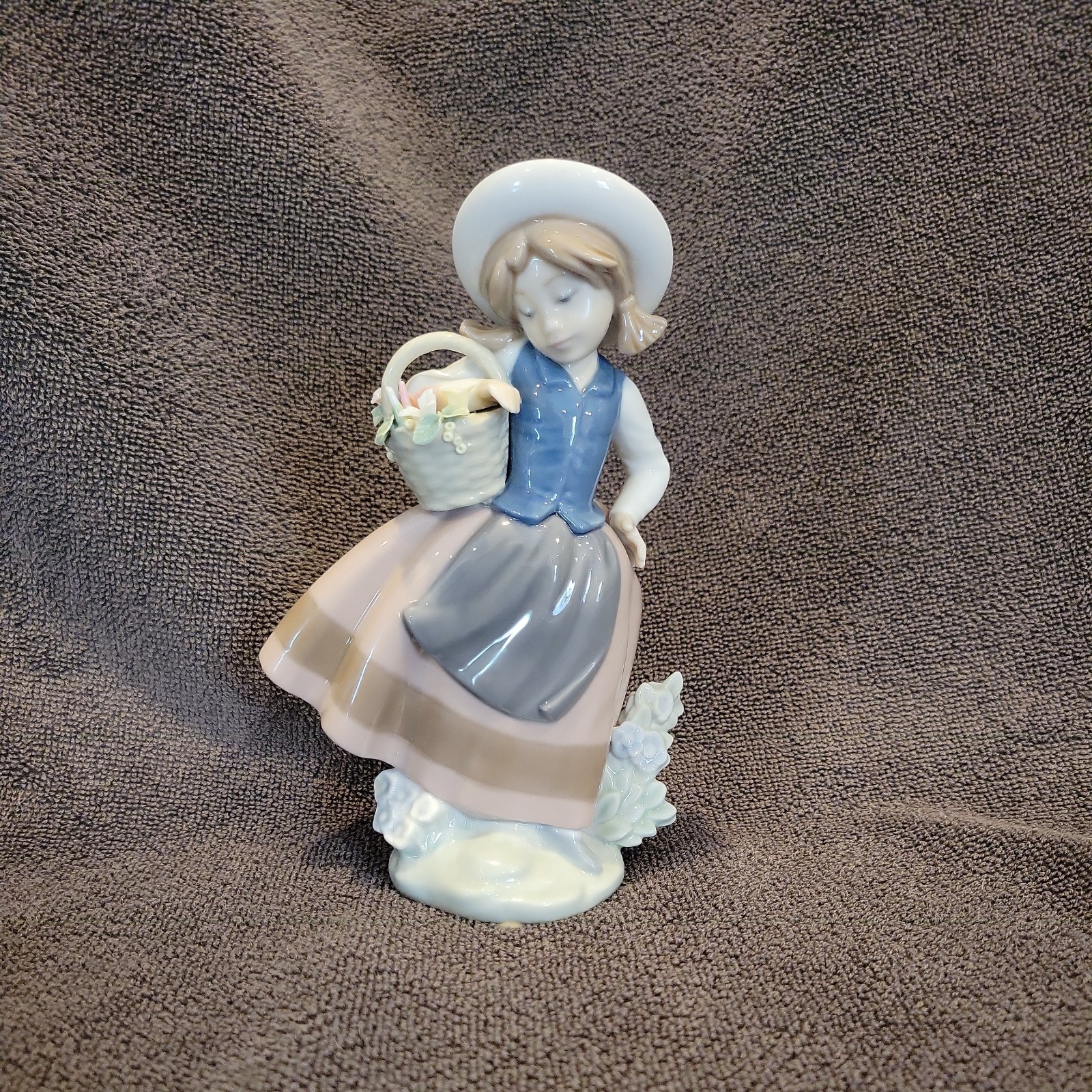 LLADRO #5221 Sweet Scent Girl Lady With Flower Basket Figurine 6 1/2″