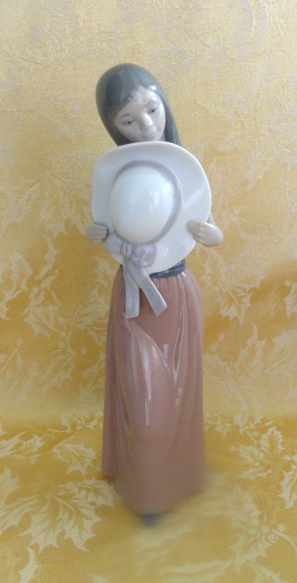Lladro Porcelain Figurine -Bashful Girl With Straw Hat – #5007 RETIRED 9 3/4″ H