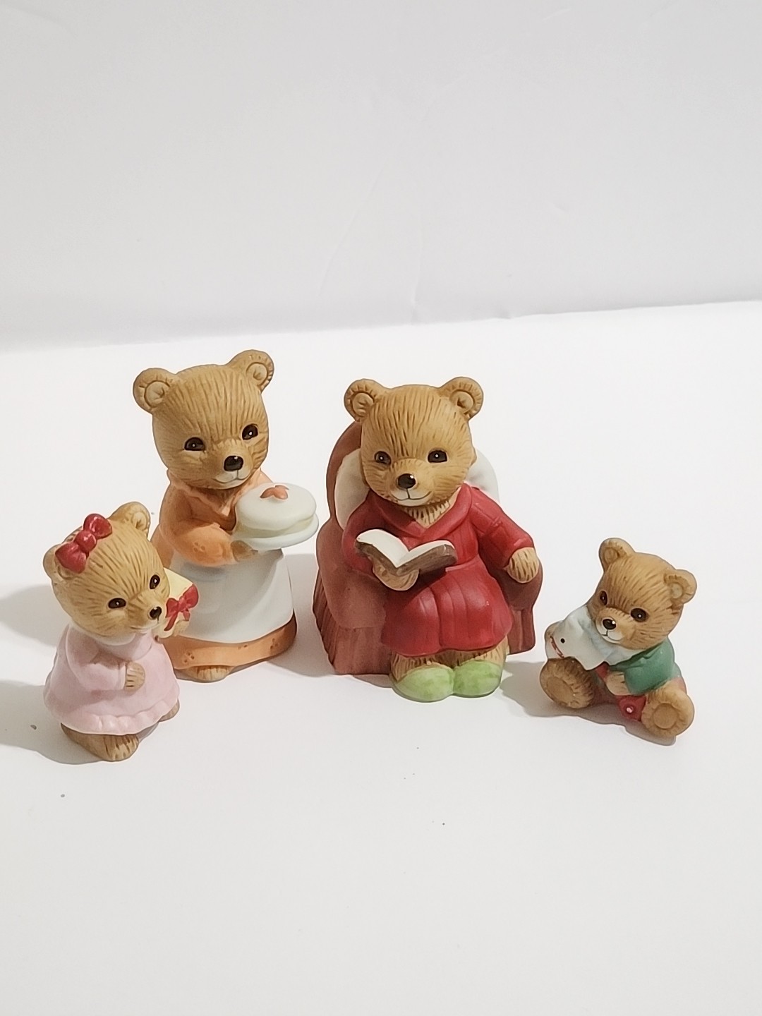 HOMCO Vintage Porcelain 4 Piece Bear Family Christmas Morning Figurines Set 5302