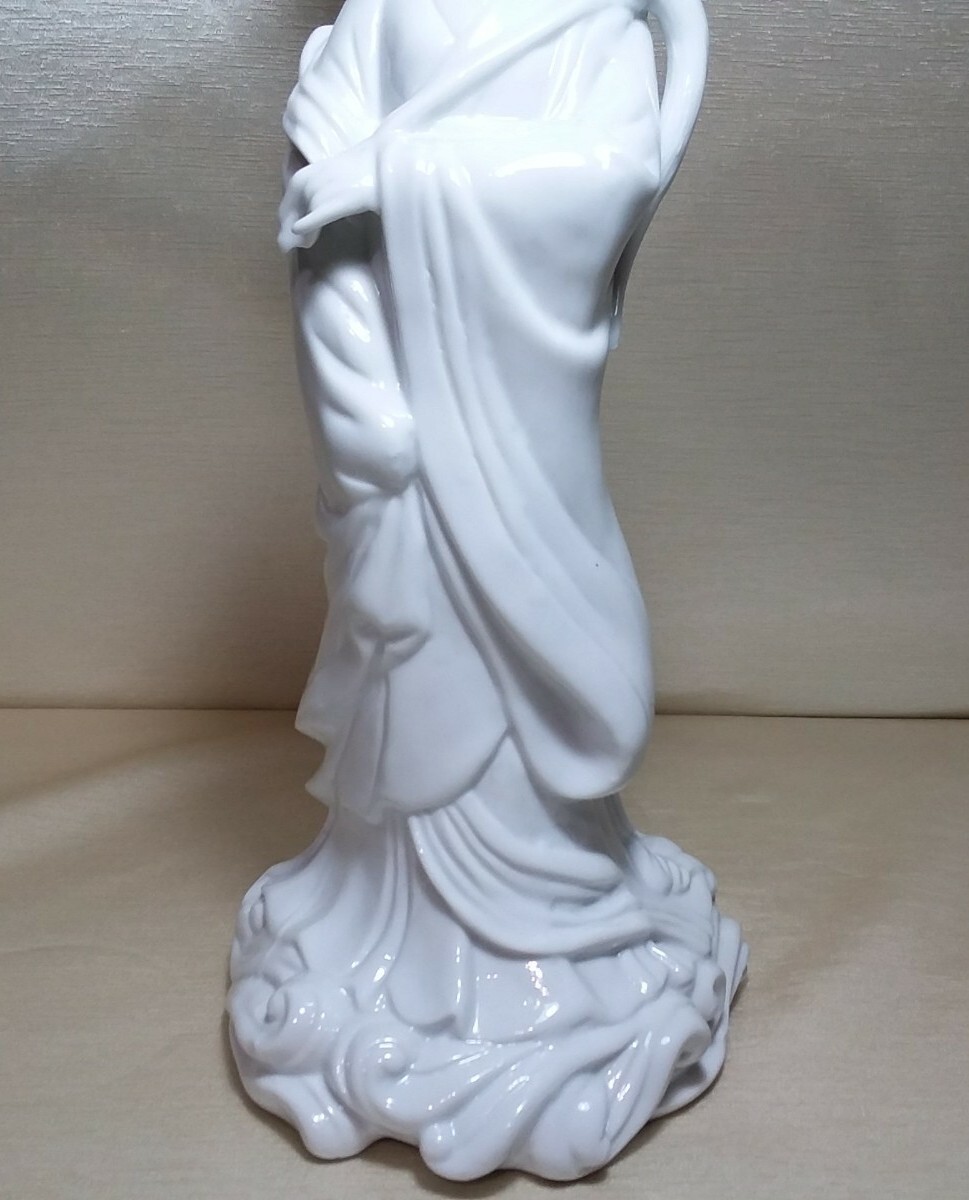 Chinese Craftsmen White Porcelain, Royal Women Made in TAIWAN R. O. C. 13.5″H
