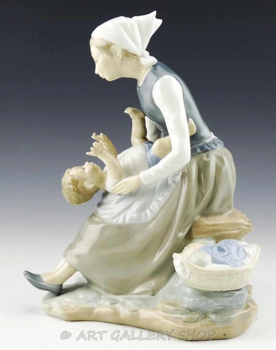 Nao Lladro Large Figurine MOTHER AND CHILD PLAYING WITH BABY BOY Retired Mint