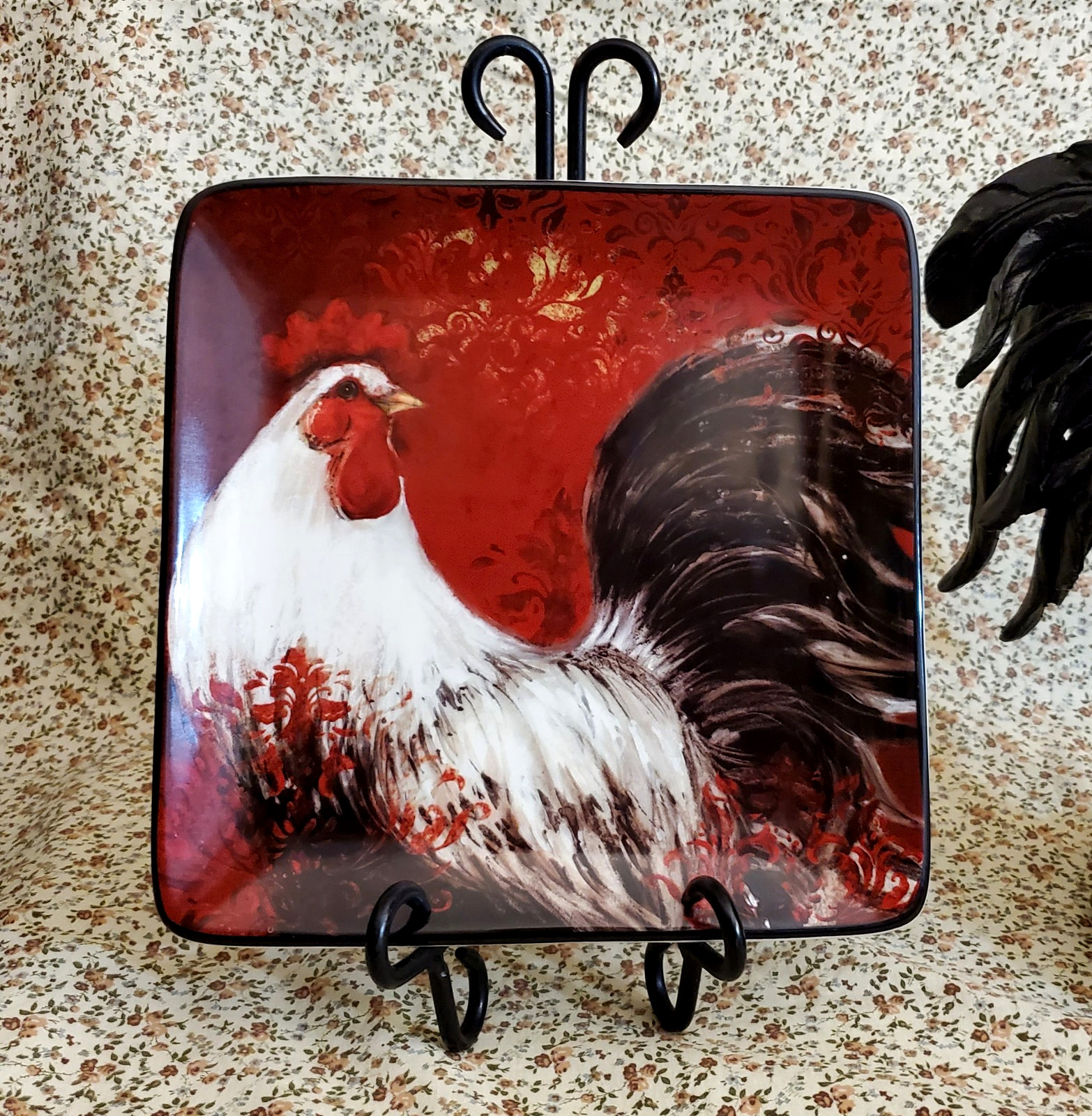 13″ Tall Home Accents Rooster Figurine & 2 Susan Winget 8″ Plates w/Metal Stands
