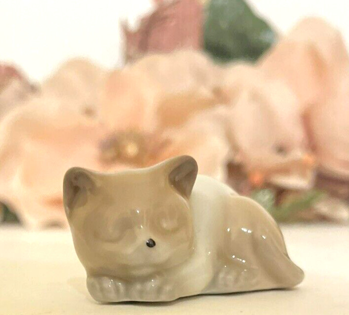 Otagirl Cat Figurine Sleeping Miniature Beige White Sticker Japan 2″ x 1-3/8″