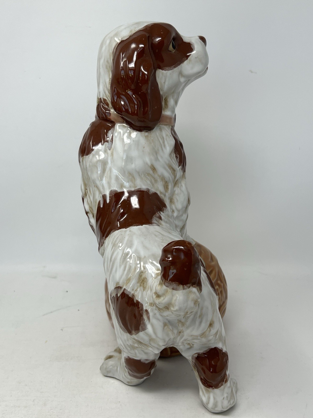 Vintage Staffordshire Porcelain Pottery Springer Spaniel Dog With Ball Yarn