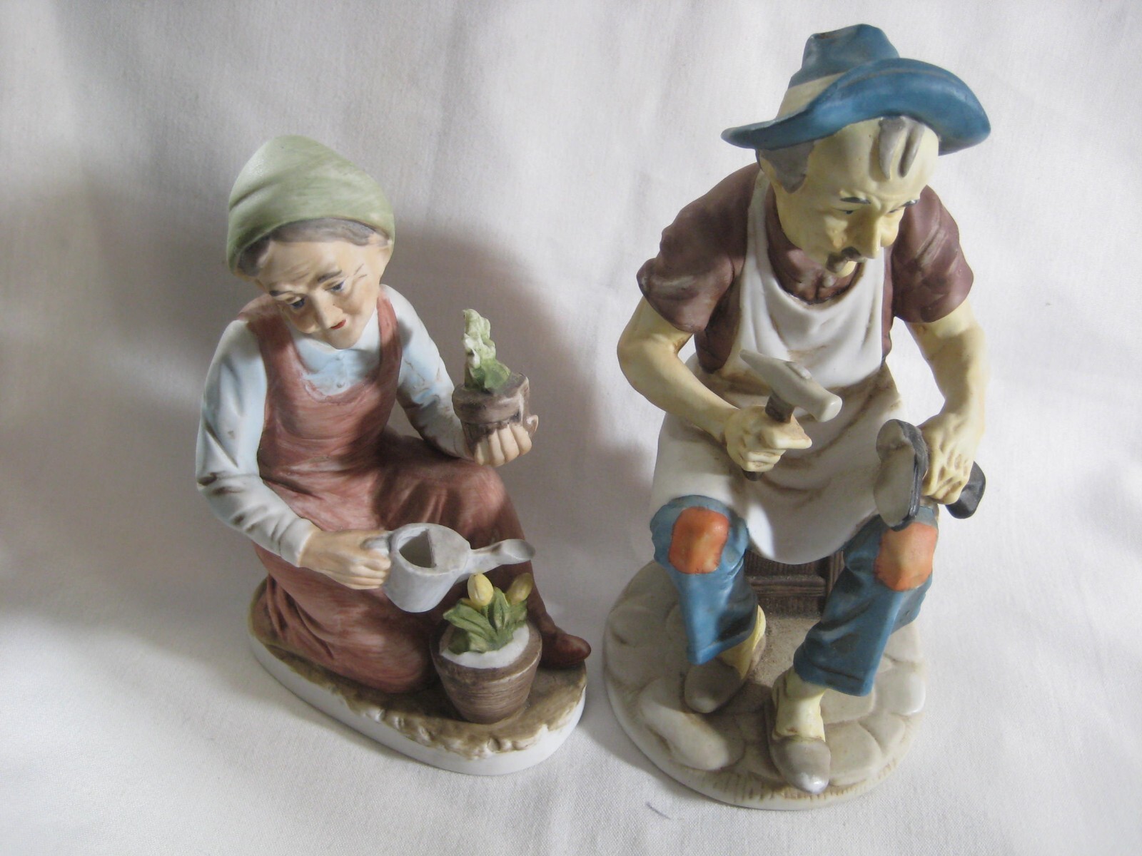 Lot 2 figurines Ardco C-1907 6 1/2″ to 7 3/4″ man woman cobbler gardener vintage