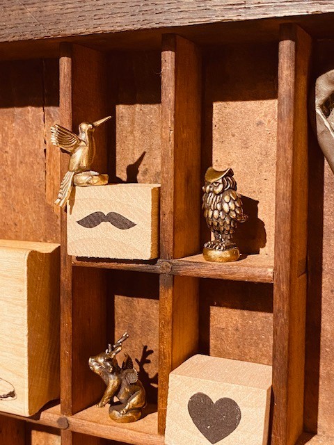 One hummingbird hinge head, door pet figurine