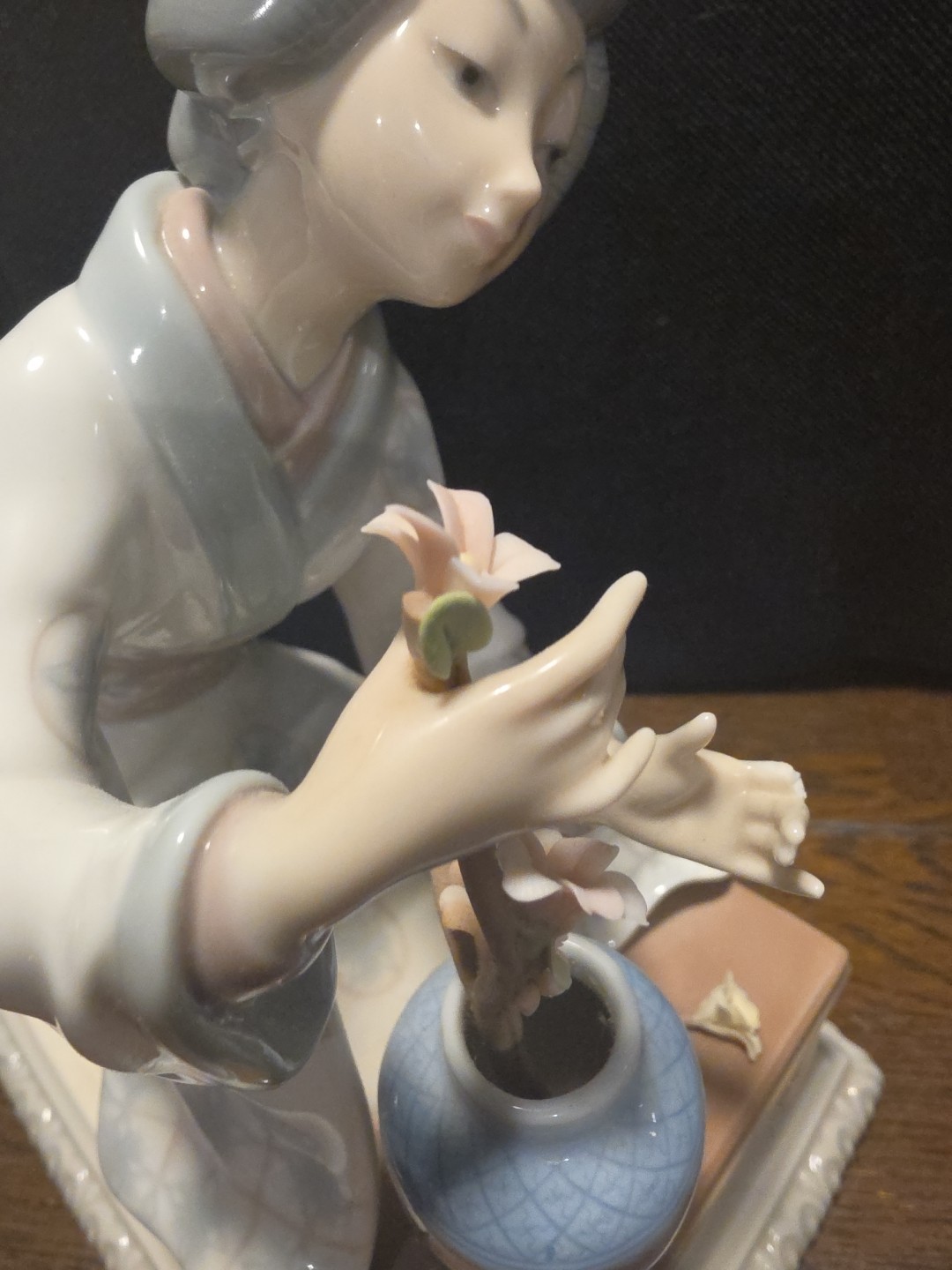 Lladro Geisha Japanese Flower Arranger #4840 Glossy missing finger, stem, petal